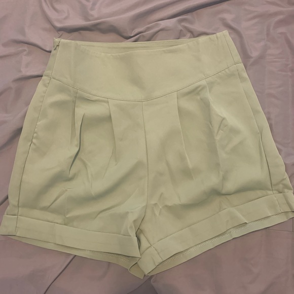 Cuffed hem plicated green shorts - Picture 5 of 7